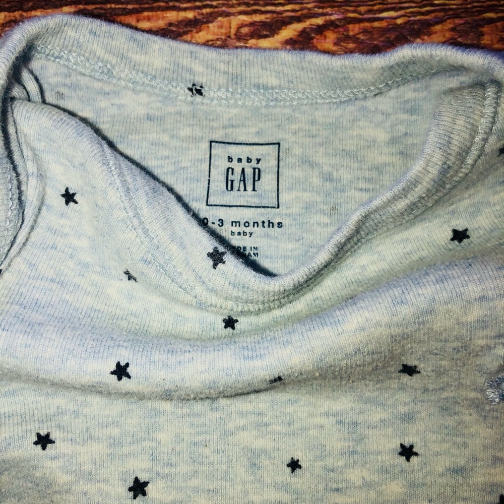 BABY GAP STAR ONESIE - Picture 2 of 2